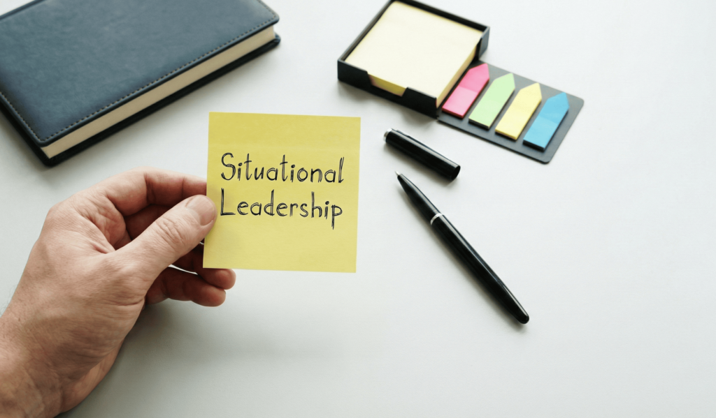 situational leadership note 手持寫有 Situational Leadership 的便利貼,象徵管理者依團隊狀態調整領導策略。