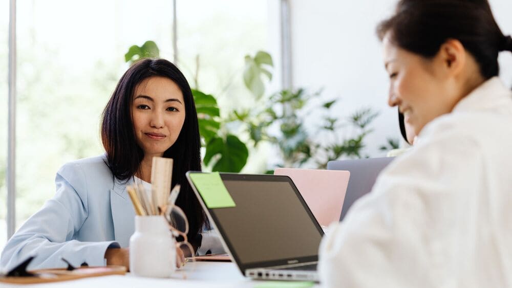 2 企業培訓的內訓與外訓比較